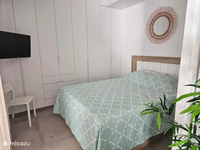 Casa Sol Y Mar | Espagne, Murcia, San Pedro del Pinatar - appartement Une troisième chambre en blanc avec des tons de bois et de vert d’été.