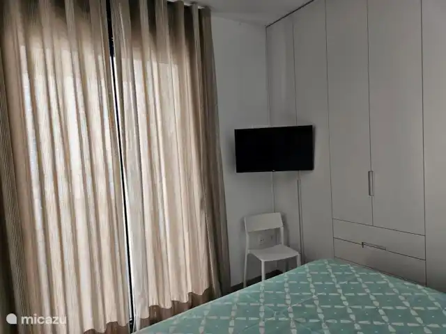 Casa Sol Y Mar | Espagne, Murcia, San Pedro del Pinatar - appartement La troisième chambre sur le côté de la terrasse dispose d’un grand espace de rangement et est équipée d’une télévision intelligente. Les volets peuvent assombrir complètement la pièce.