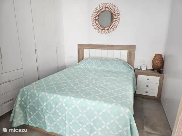 Casa Sol Y Mar | Espagne, Murcia, San Pedro del Pinatar - appartement 3ème chambre avec un lit double de 1,60 x 2,00, une table de chevet et une lampe d’ambiance.