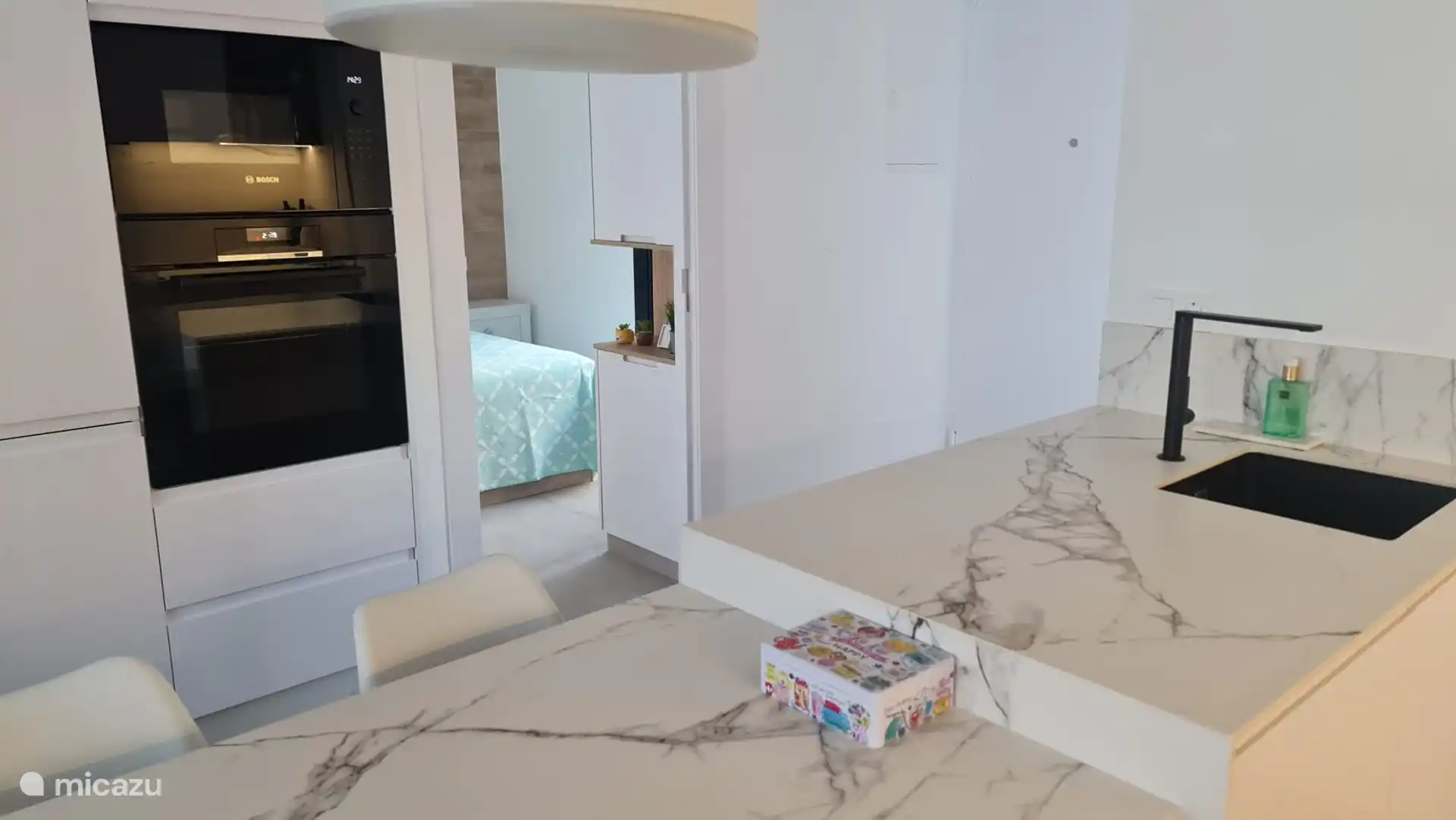 Four, micro-ondes et 2ème chambre. 