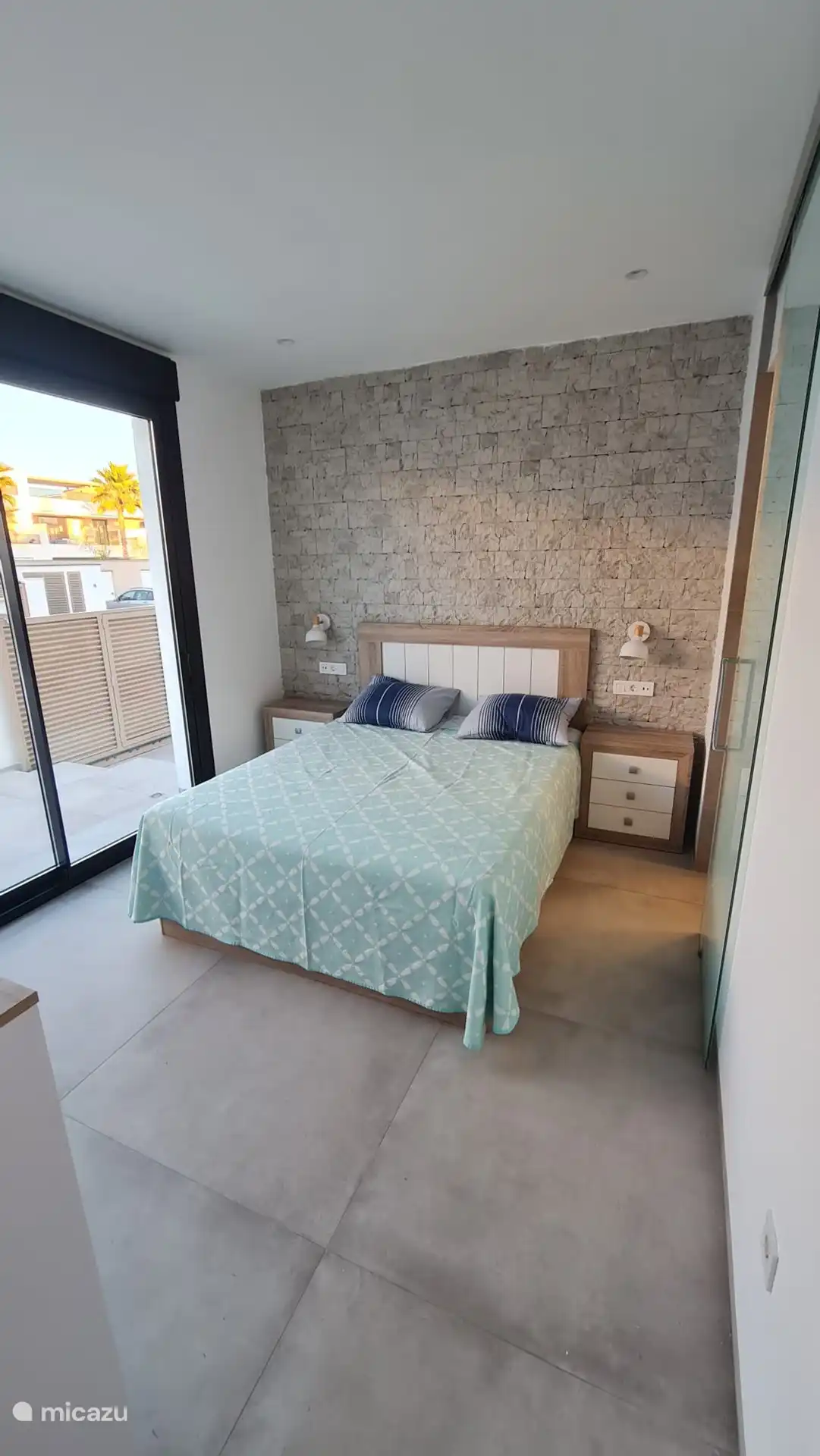 Chambre parentale avec lit 160 x 200 équipée de tables de chevet, de lampes de lecture et de prises USB. 