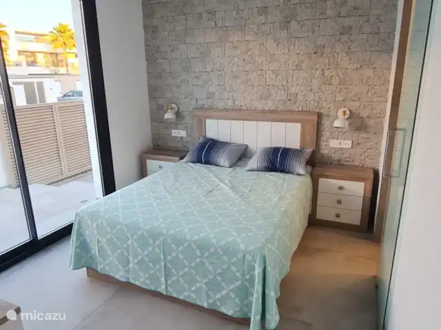 Casa Sol Y Mar | Espagne, Murcia, San Pedro del Pinatar - appartement Chambre parentale avec lit 160 x 200 équipée de tables de chevet, de lampes de lecture et de prises USB.