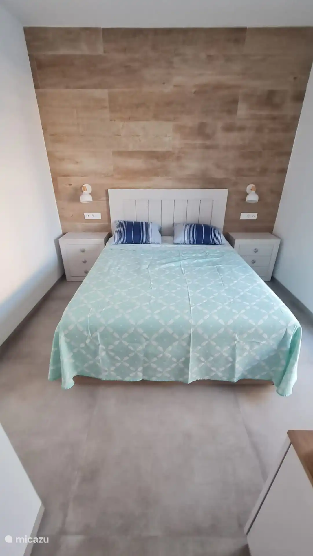 Deuxième chambre avec lit 160 x 200 équipée de tables de chevet, de lampes de lecture et de prises avec prises USB. 