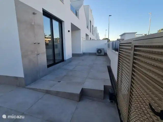 Casa Sol Y Mar | Espagne, Murcia, San Pedro del Pinatar - appartement Appartement à l’avant / entrée avec douche extérieure et portes coulissantes chambre principale.