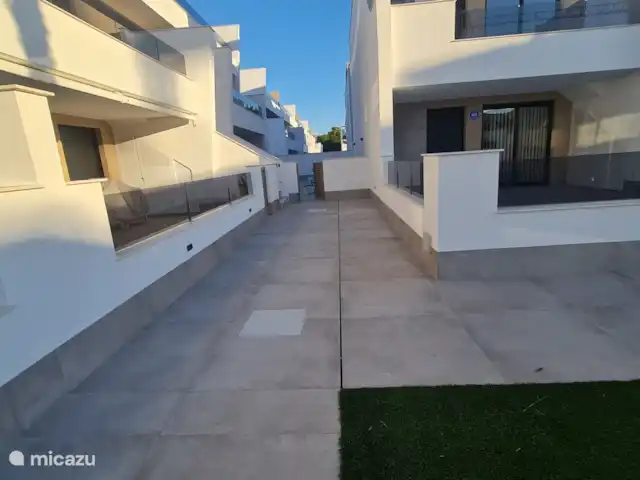 Casa Sol Y Mar | Espagne, Murcia, San Pedro del Pinatar - appartement Vue depuis la piscine. Porte d’accès terrasse appartement.