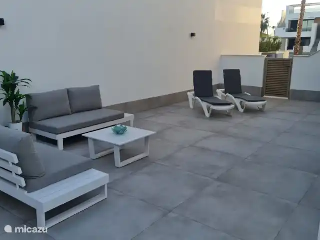 Casa Sol Y Mar | Espagne, Murcia, San Pedro del Pinatar - appartement Porte d’entrée vers la piscine. Grande terrasse avec transats.