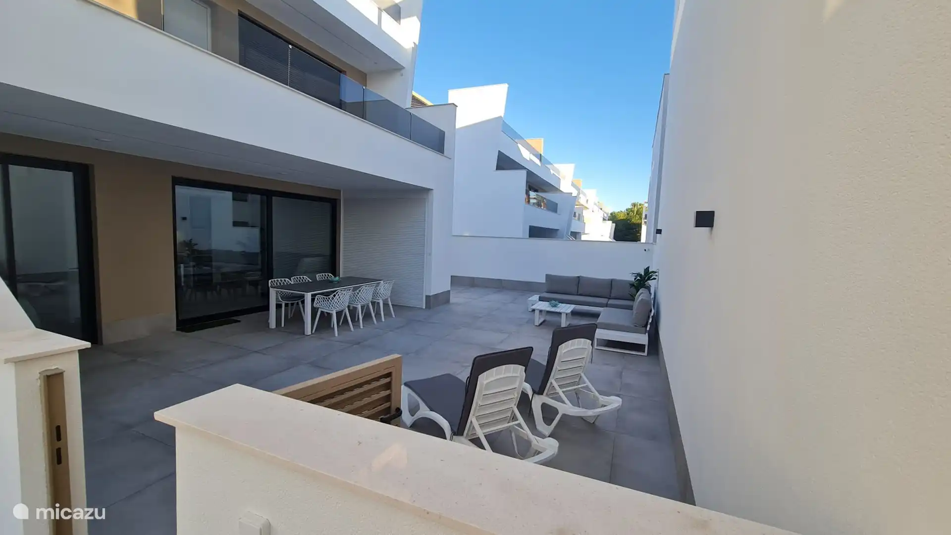 Vue de la porte sur la piscine. 