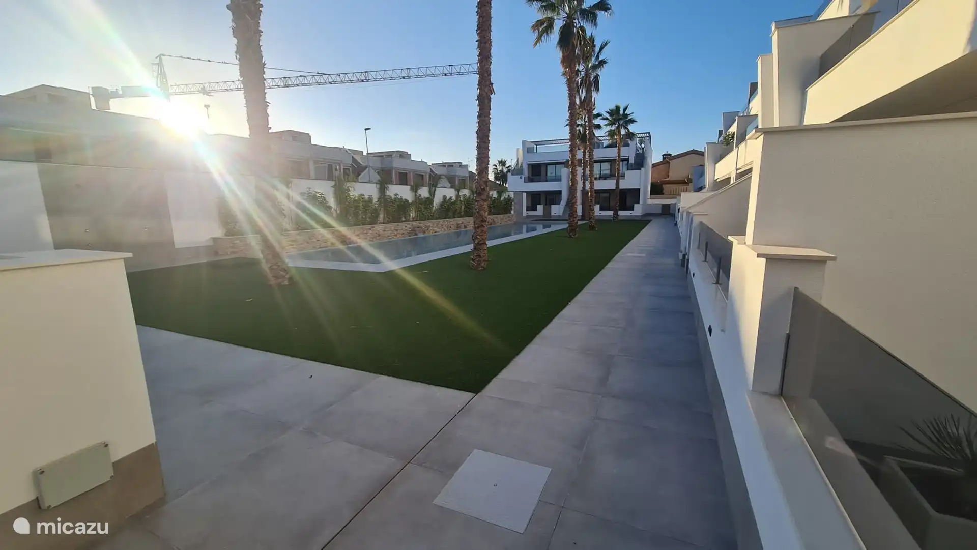 Le complexe dispose d’une piscine de 12 mètres de long.  