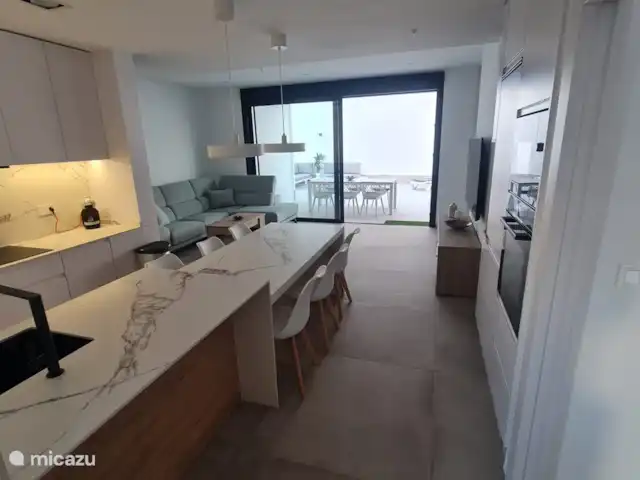 Casa Sol Y Mar | Espagne, Murcia, San Pedro del Pinatar - appartement Salon avec cuisine ouverte et vue sur la terrasse.