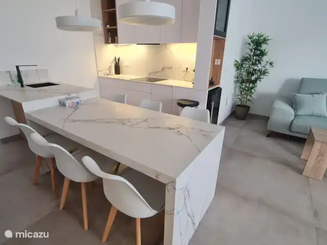 Casa Sol Y Mar | Espagne, Murcia, San Pedro del Pinatar - appartement Cuisine avec comptoir en pierre naturelle et table à manger pour six personnes.