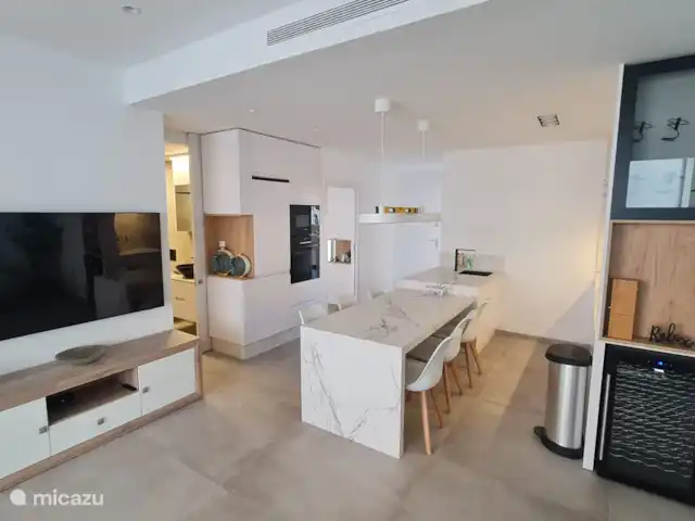 Casa Sol Y Mar | Espagne, Murcia, San Pedro del Pinatar - appartement Cuisine avec micro-ondes, four, réfrigérateur intégré, plaque à induction et refroidisseur à vin.