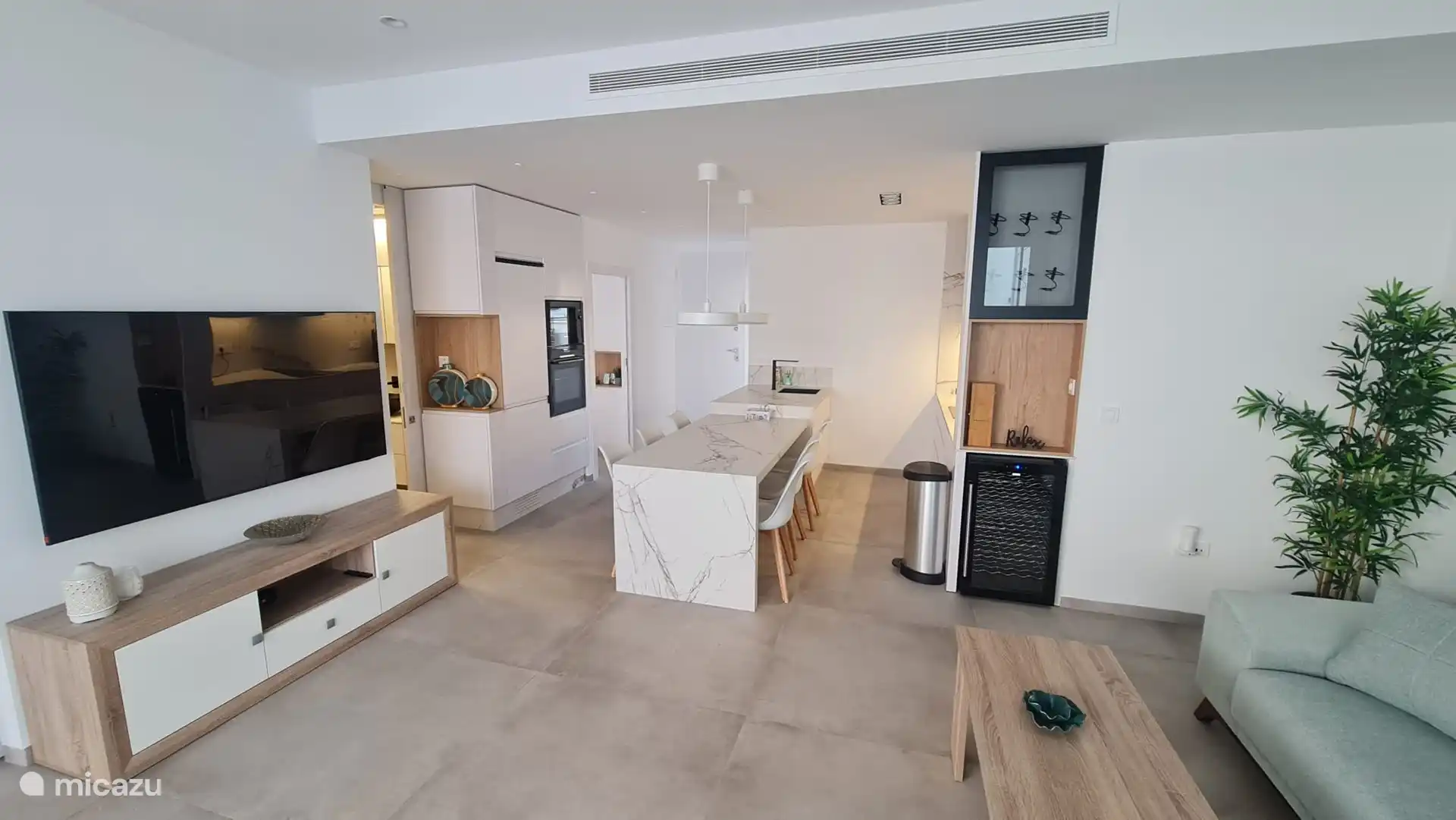 Vue d’ensemble de la cuisine à partir de portes coulissantes salon. 