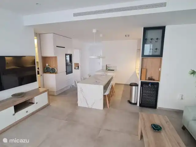 Casa Sol Y Mar | Espagne, Murcia, San Pedro del Pinatar - appartement Vue d’ensemble de la cuisine à partir de portes coulissantes salon.