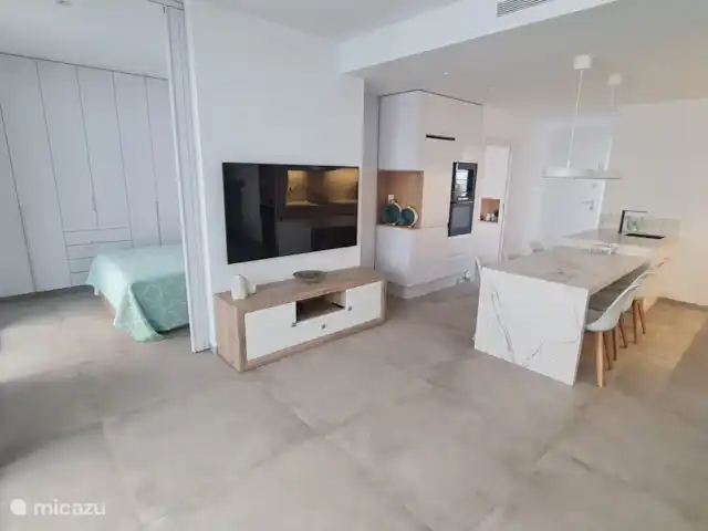 Casa Sol Y Mar | Espagne, Murcia, San Pedro del Pinatar - appartement Salon avec grande télévision. À gauche se trouve la 3ème chambre (avec porte coulissante) et à droite de la télévision la 2ème salle de bain.