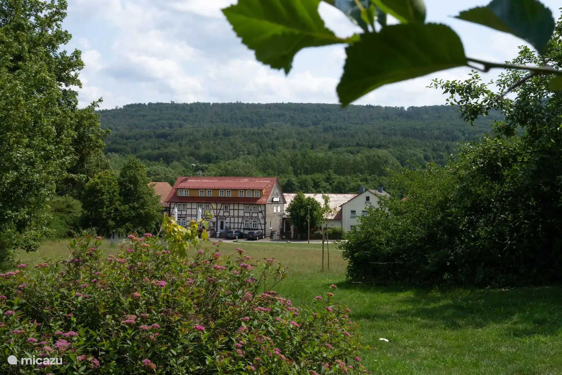 Village park with 2 restaurants, gemstone cutting, café, etc...