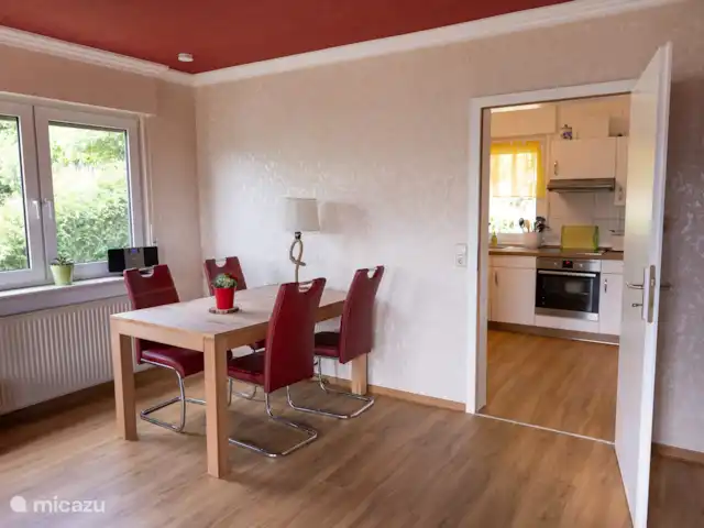Location de Vacances Allemagne, Hesse, Bad Wildungen, appartement - Appartement zum Märchenwald ****  Salle à manger avec accès à la cuisine