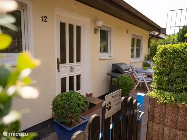 Location de Vacances Allemagne, Hesse, Bad Wildungen, appartement - Appartement zum Märchenwald ****  Entrée de la maison avec terrasse et barbecue à gaz