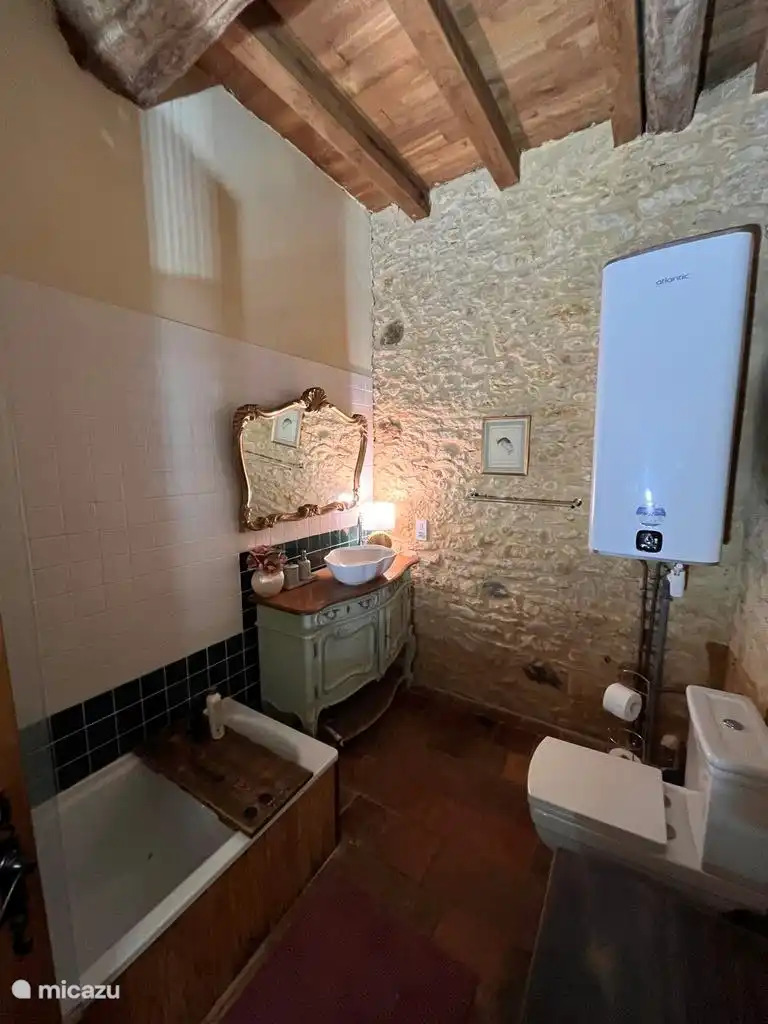 1. Haus - komplettes Badezimmer mit Badewannen-/Duschkombination auf der unteren Etage