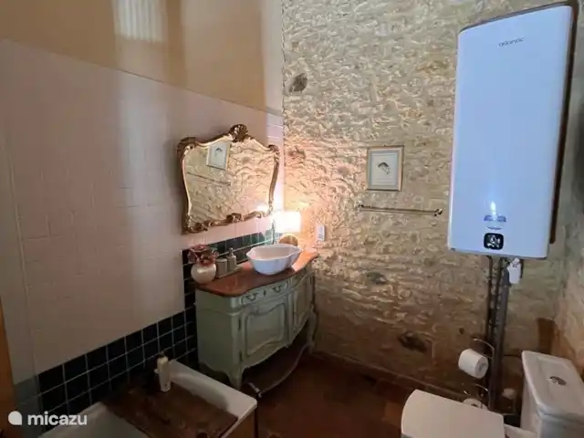 Scarpat Sérénite | France, Dordogne, Le Buisson-de-Cadouin - maison de vacances 1ère maison -- salle de bain complète avec combo baignoire/douche située à l’étage inférieur