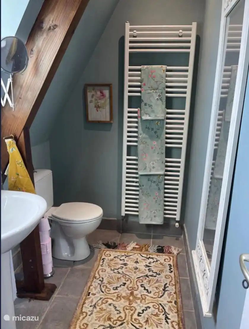 2. Haus im Obergeschoss Badezimmer in der Nähe der beiden Schlafzimmer