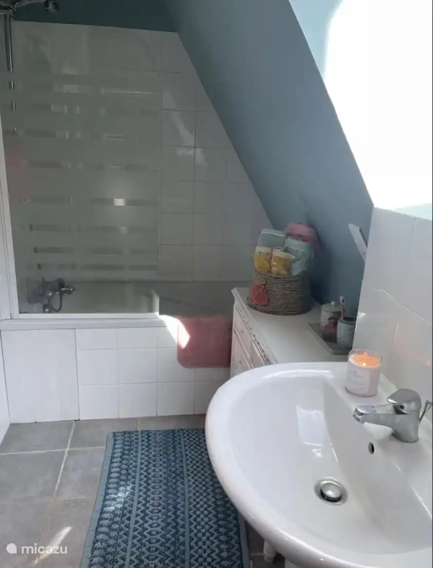 2. Haus im Obergeschoss Badezimmer Dusch-/Wannenkombination