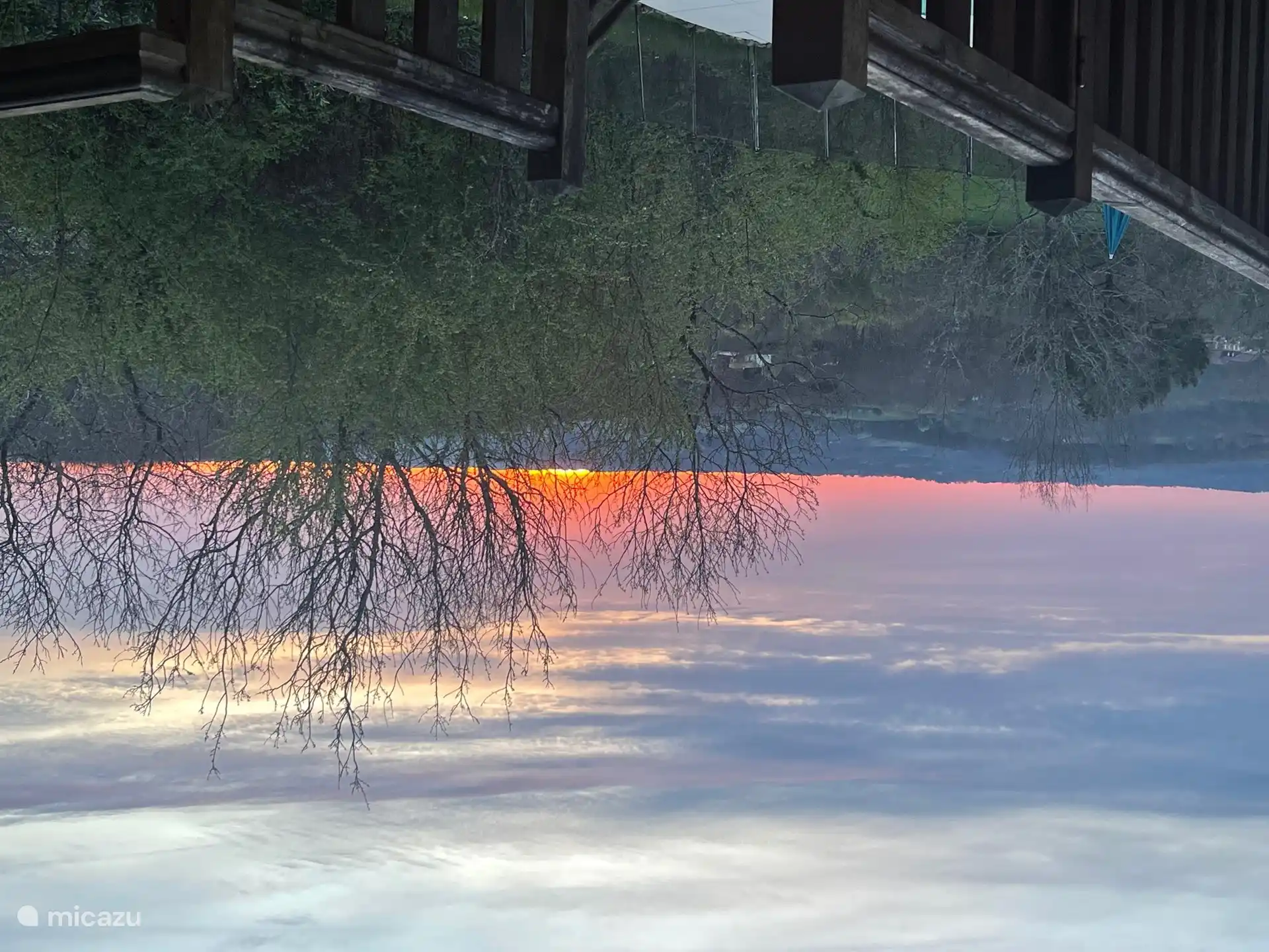 Sonnenuntergang auf der überdachten Terrasse