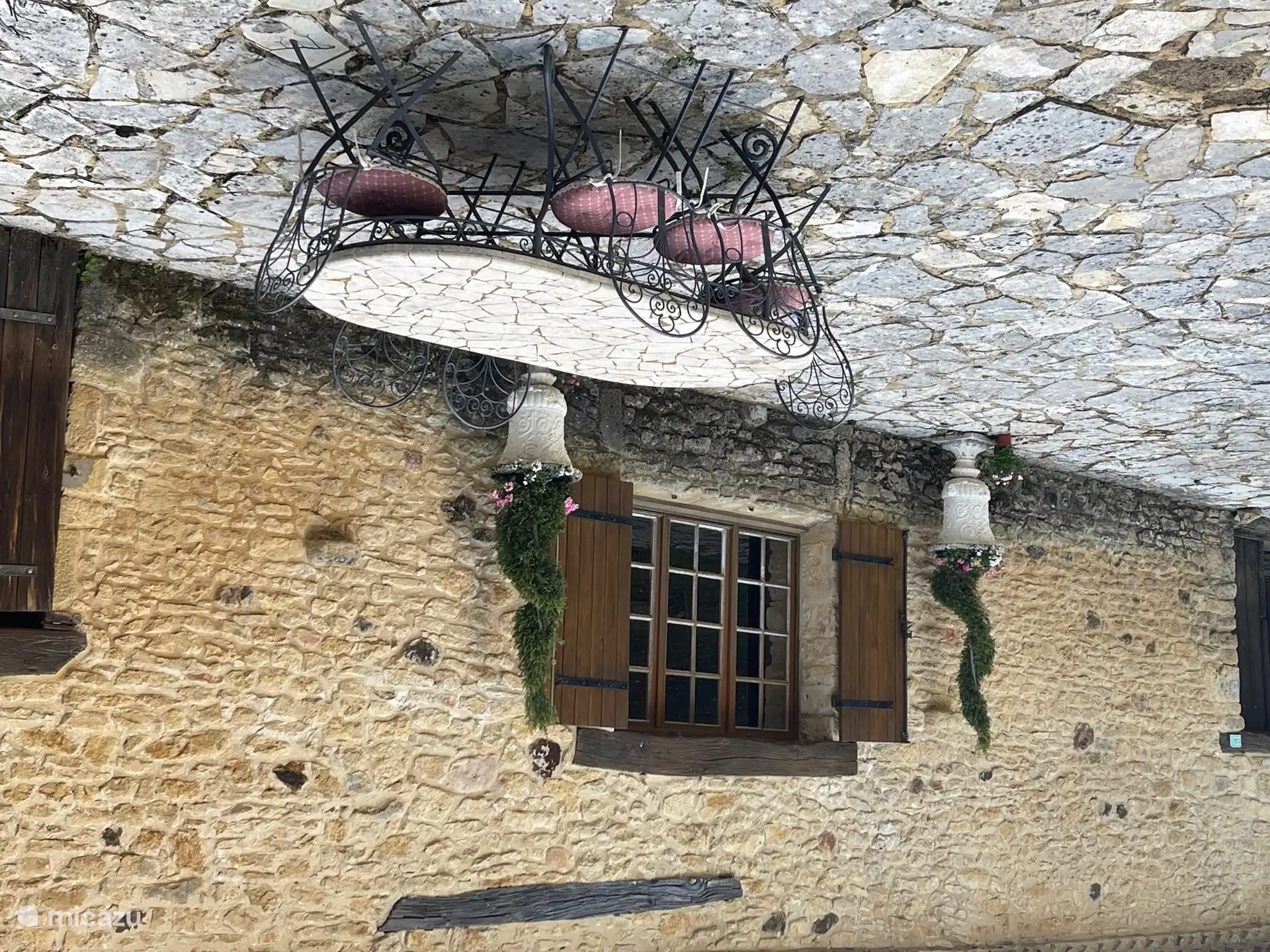 Sitzbereich im Freien vor dem ersten Haus