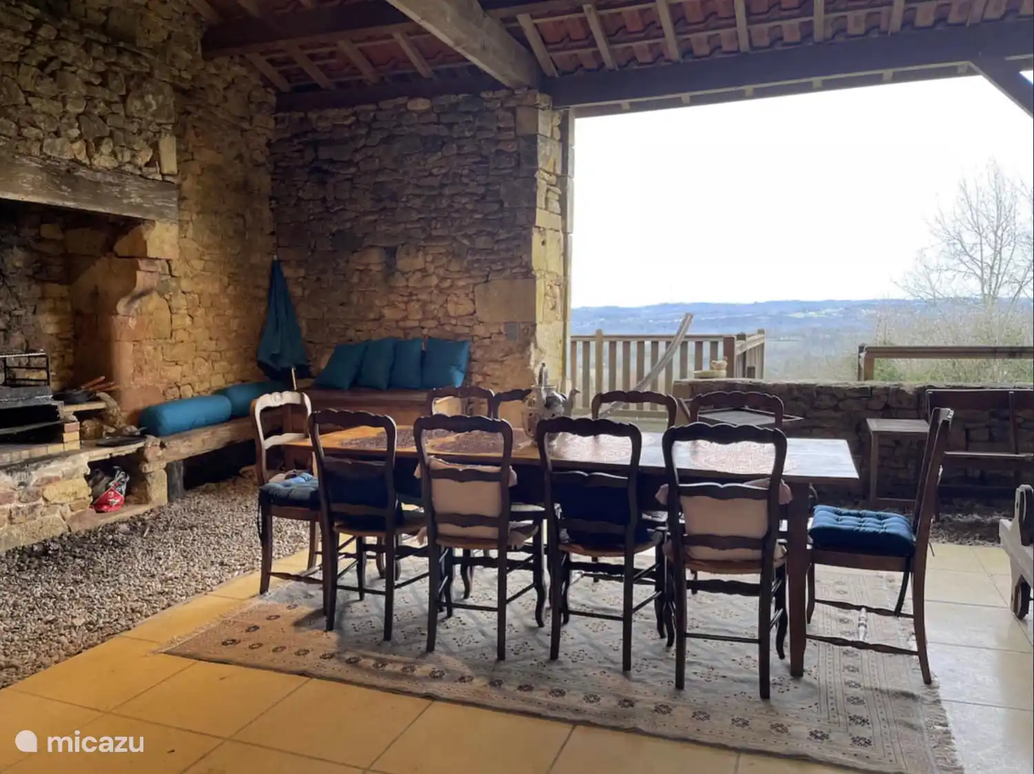 Überdachte Terrasse mit Sitzbereich, Tisch für 10 Personen und Grill