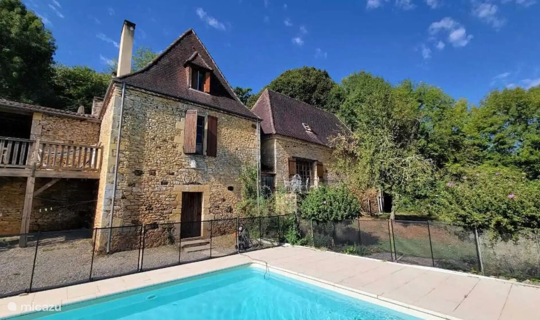 Rückansicht der beiden Häuser vom Pool aus