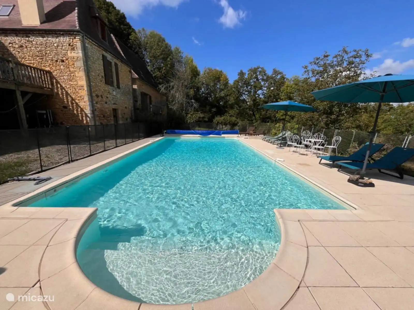 Blick nach Westen auf den Pool und das Gelände