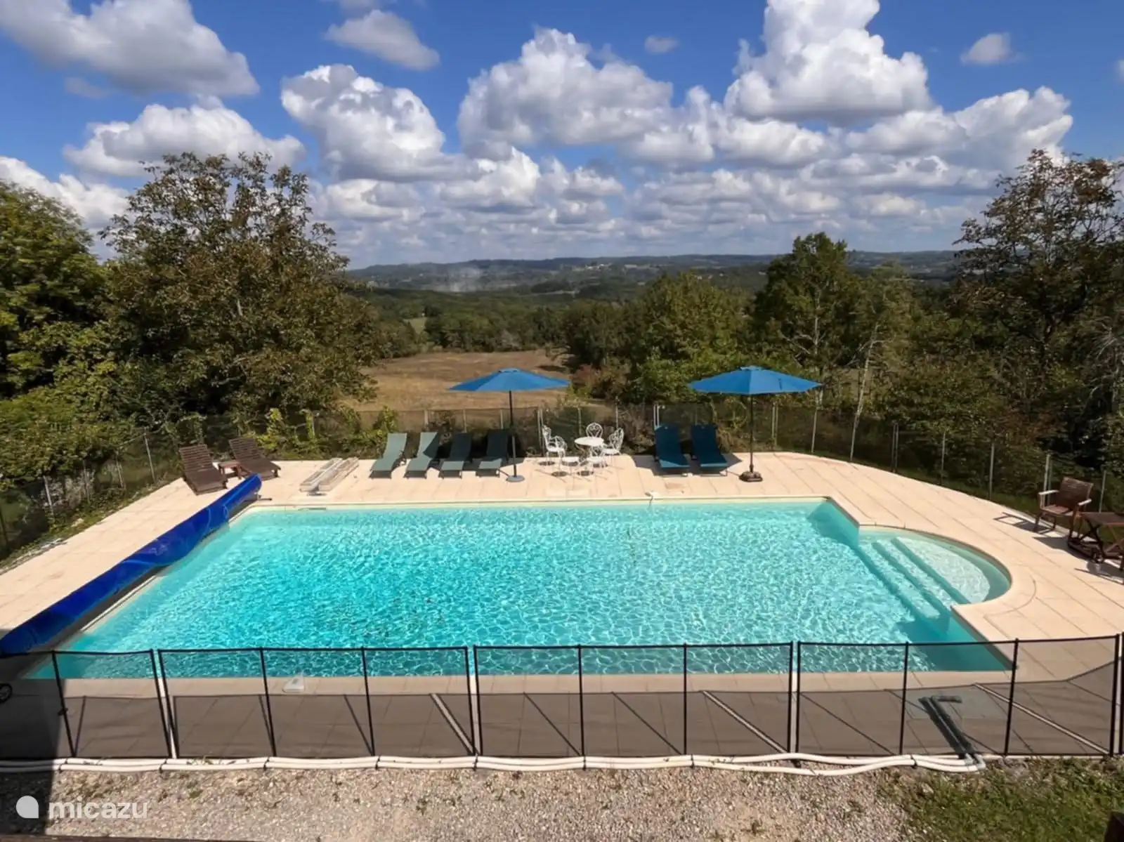 Blick auf den Pool von der großen überdachten Terrasse aus