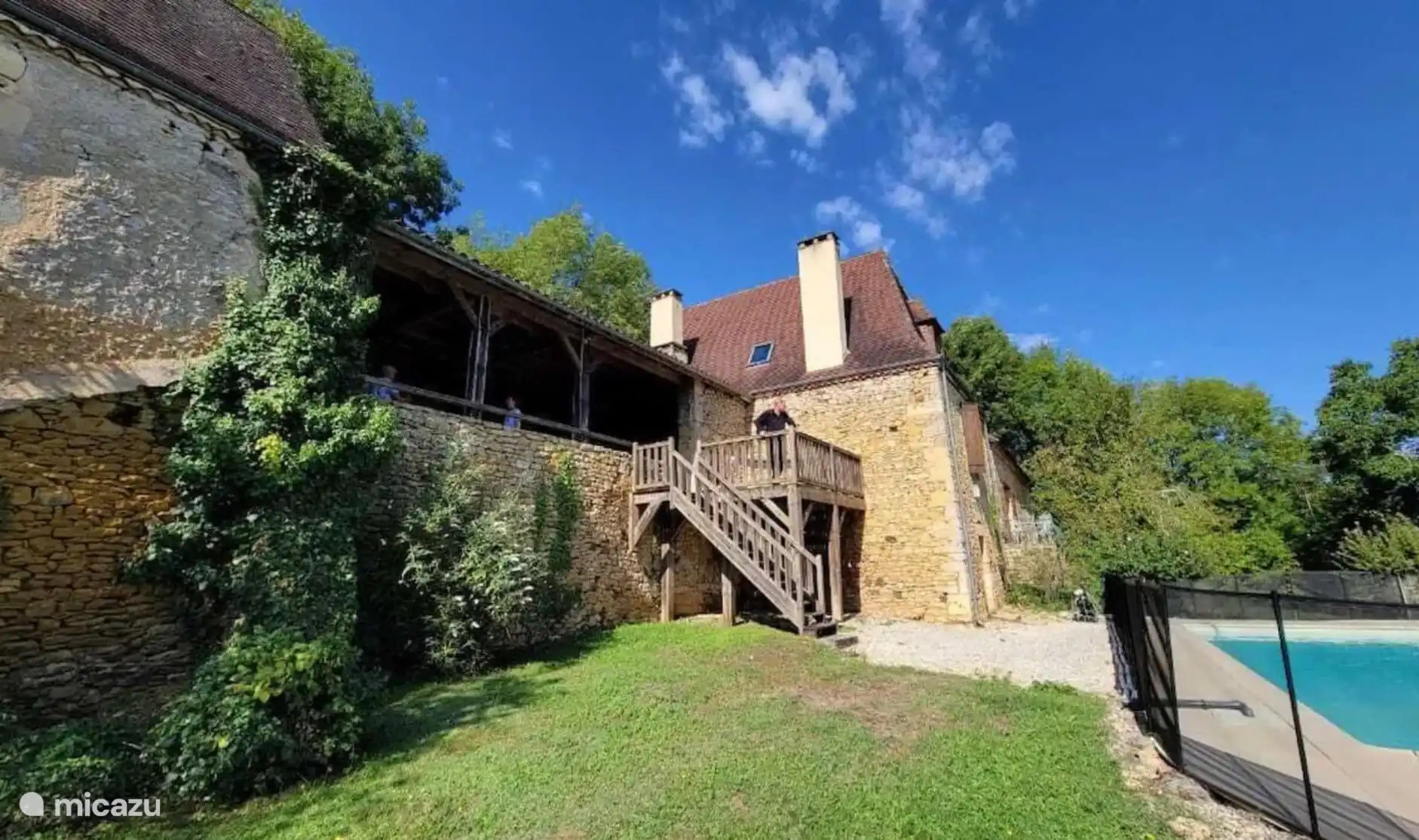 Ein weiterer Blick auf den überdachten Terrassenwohnbereich