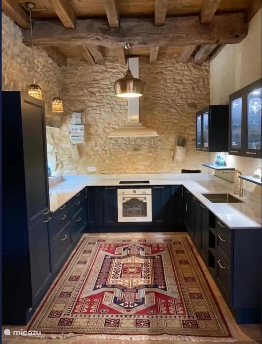 1. Haus -- Umbaute Küche mit SMEG-Gerät im ersten Haus