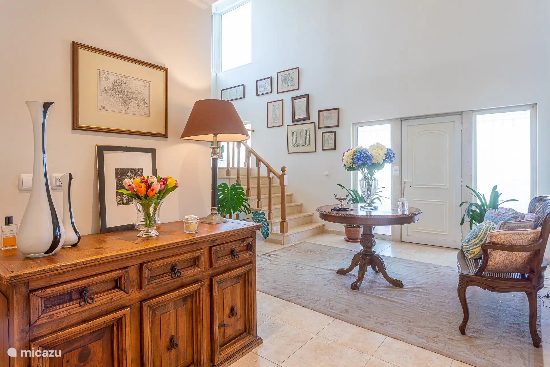 Saal mit Treppe nach oben