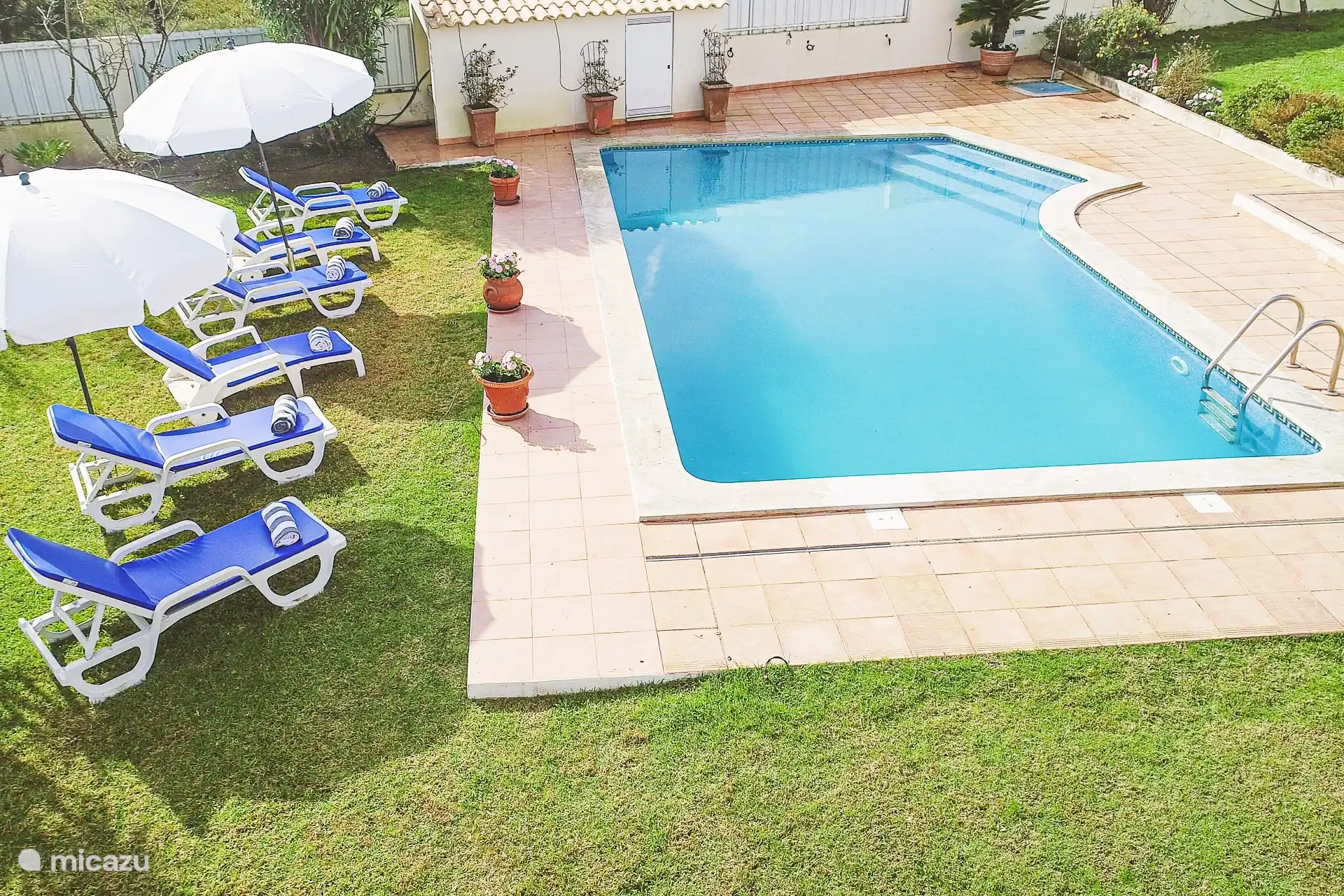 Schwimmbad mit Liegestühlen