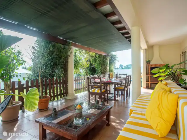 Villa Celeste en Portugal, Costa de Lisboa, Setúbal - villa Porche con zona de comedor