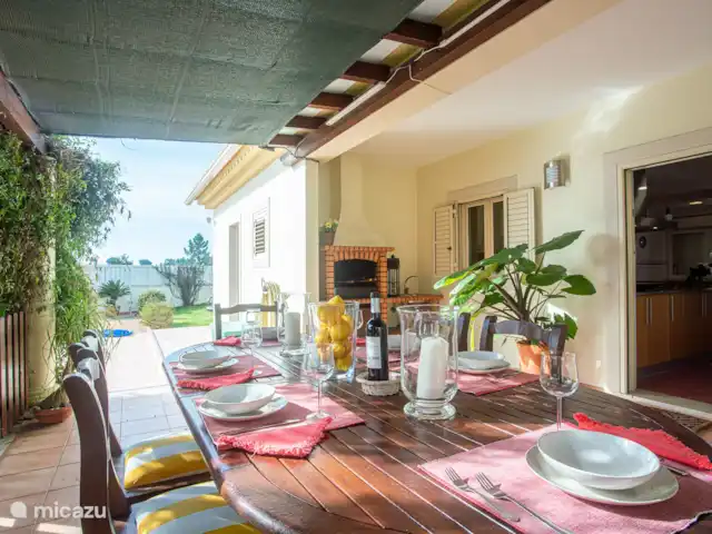 Villa Celeste en Portugal, Costa de Lisboa, Setúbal - villa Porche con zona de comedor