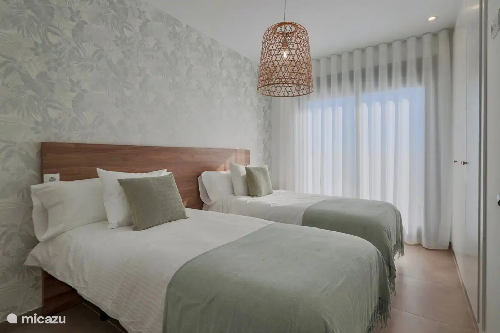 Bedroom 2 with 2 single beds