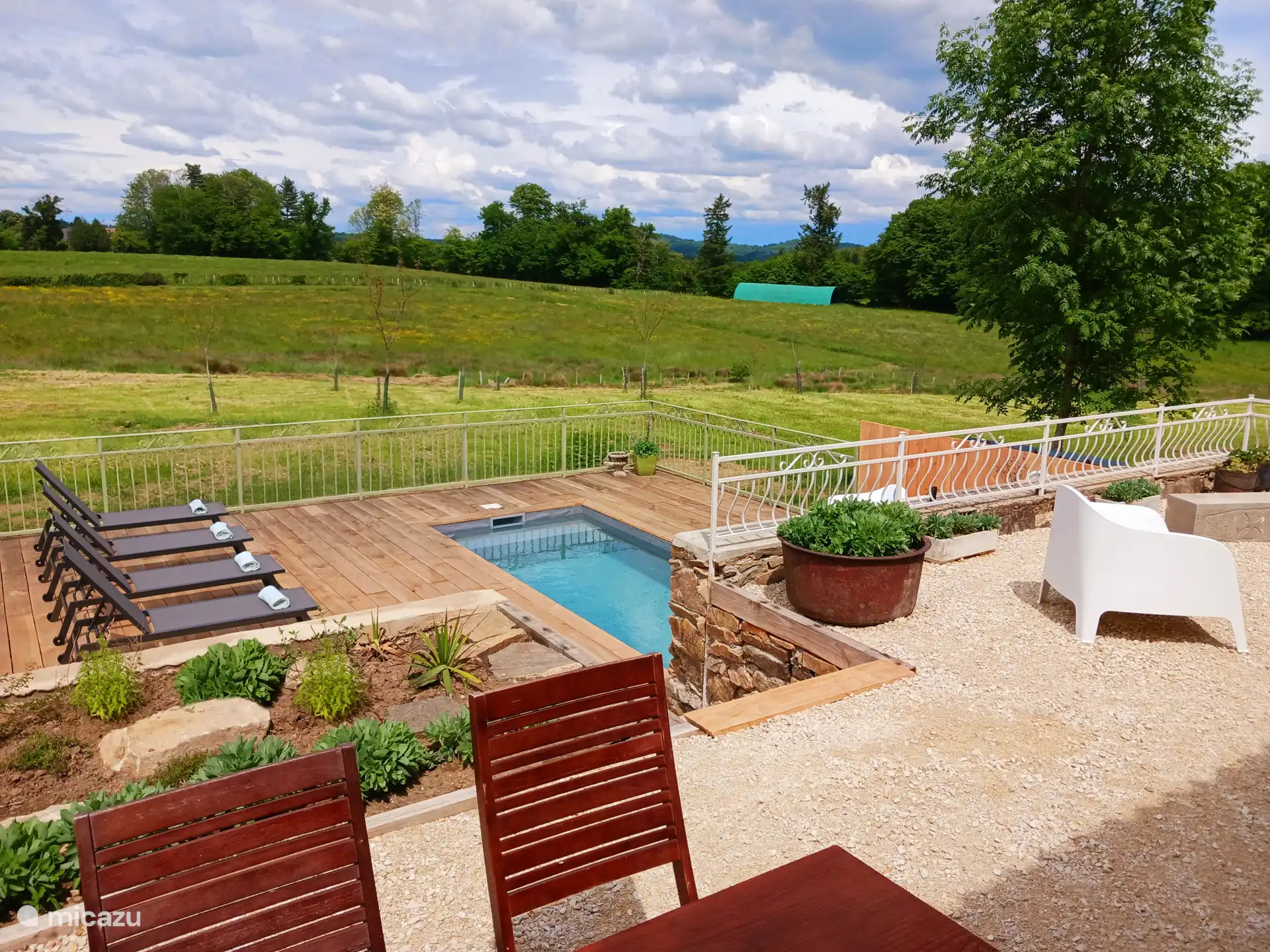 Terrasse auf der Rückseite.