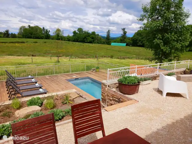 Uni-Vert avec piscine privée | France, Haute-Vienne, Coussac-Bonneval - gîte / cottage Terrasse à l’arrière.