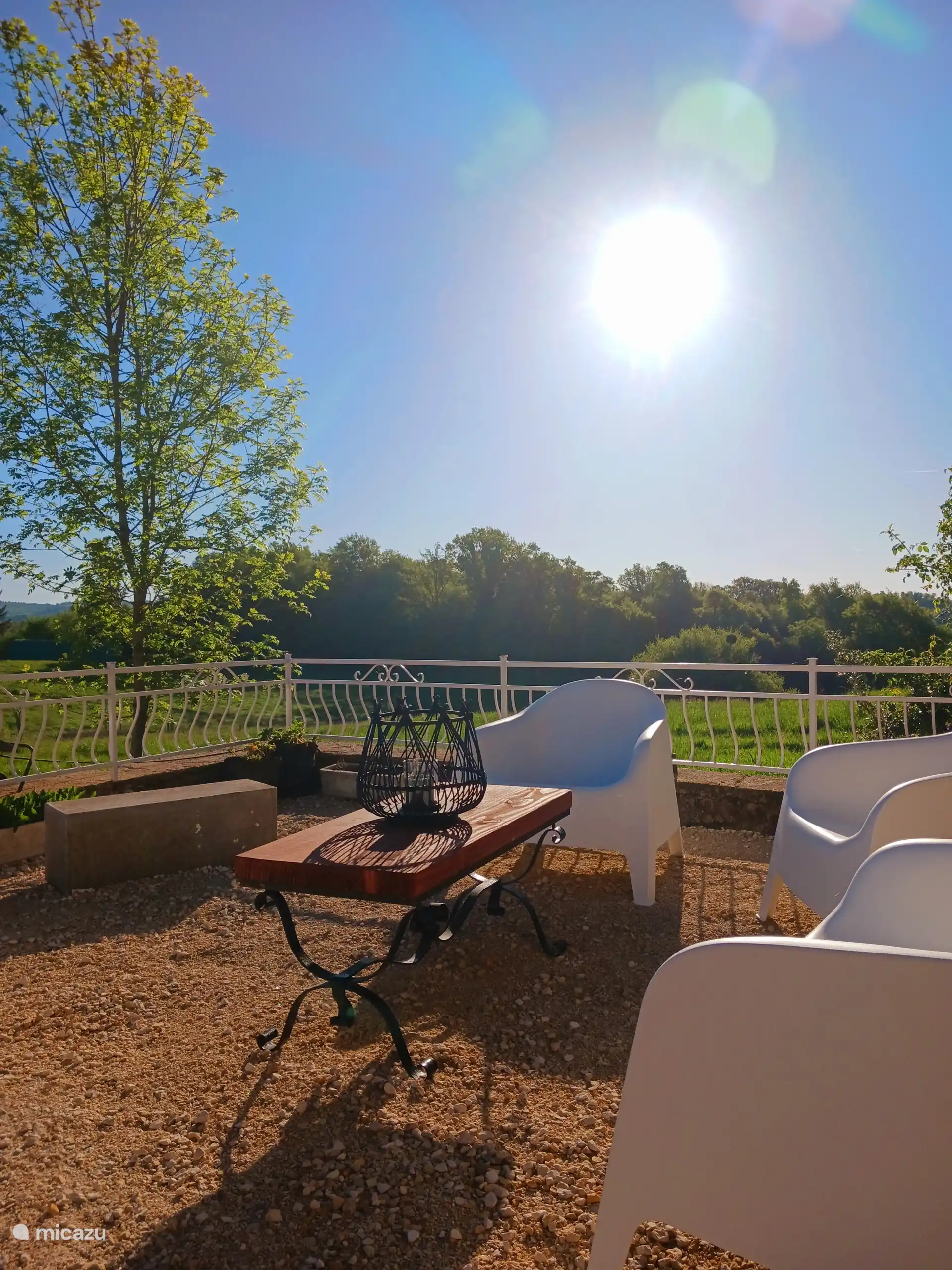 Terrasse auf der Rückseite der Gîte