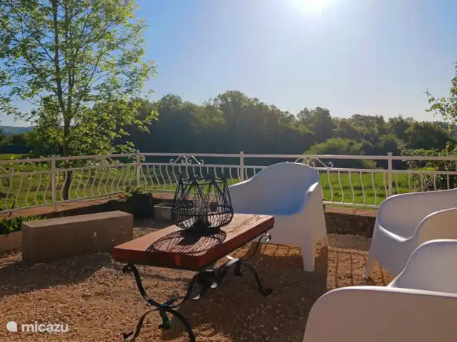 Uni-Vert avec piscine privée | France, Haute-Vienne, Coussac-Bonneval - gîte / cottage Terrasse à l’arrière du gîte