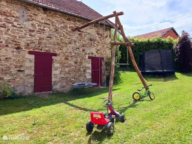 Uni-Vert avec piscine privée | France, Haute-Vienne, Coussac-Bonneval - gîte / cottage Aire de jeux devant le gîte