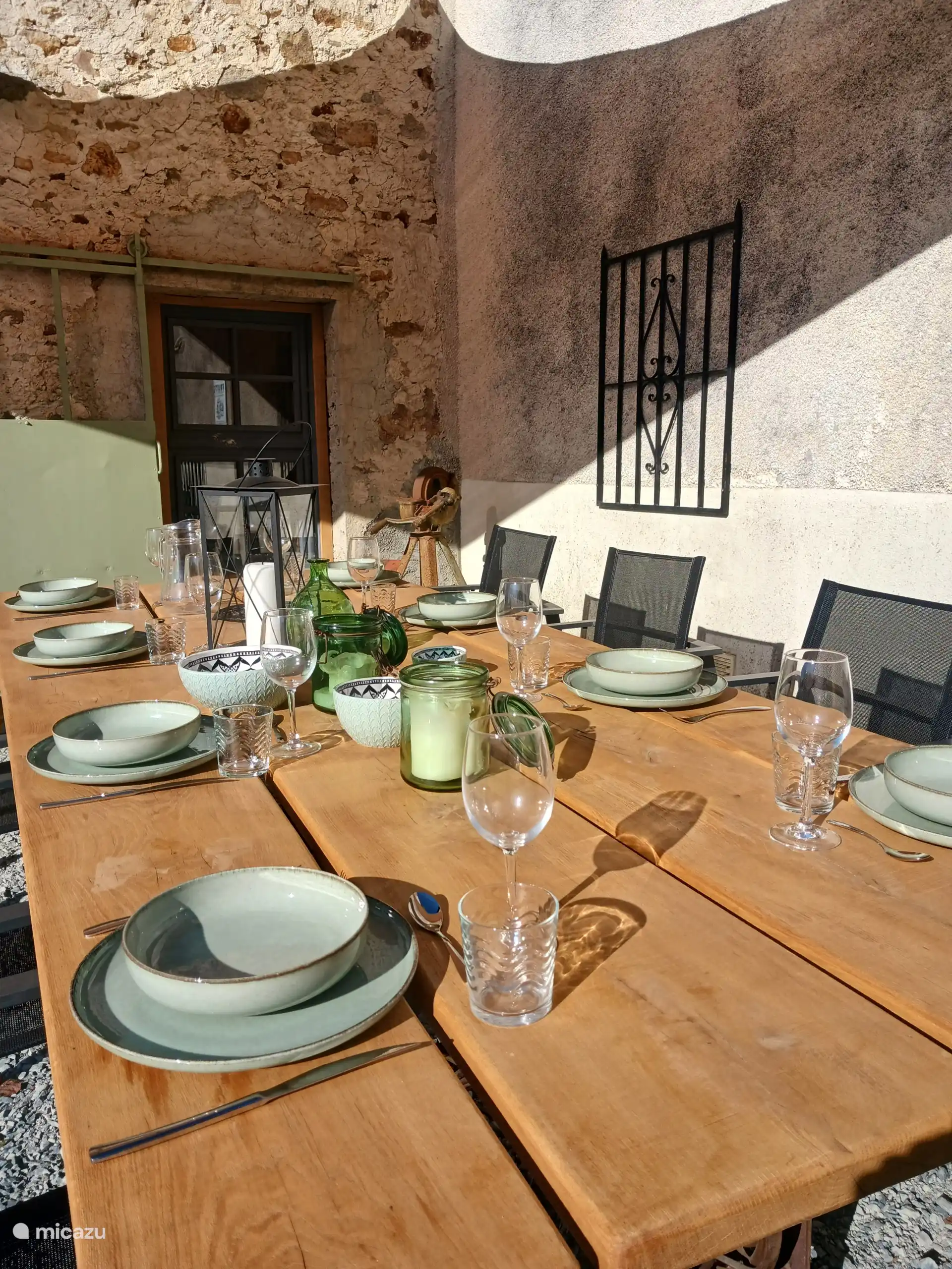 Gartentisch an der Vorderseite der Gîte