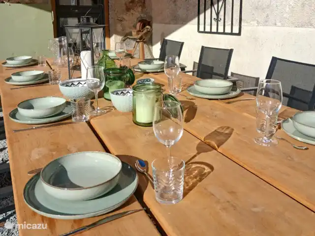 Uni-Vert avec piscine privée | France, Haute-Vienne, Coussac-Bonneval - gîte / cottage Table de jardin à l’avant du gîte