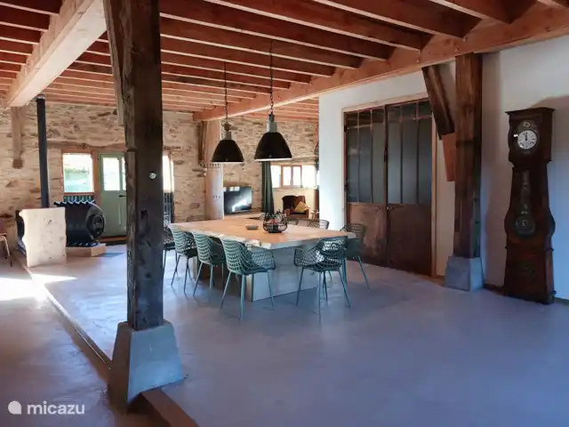 Uni-Vert avec piscine privée | France, Haute-Vienne, Coussac-Bonneval - gîte / cottage Table à manger