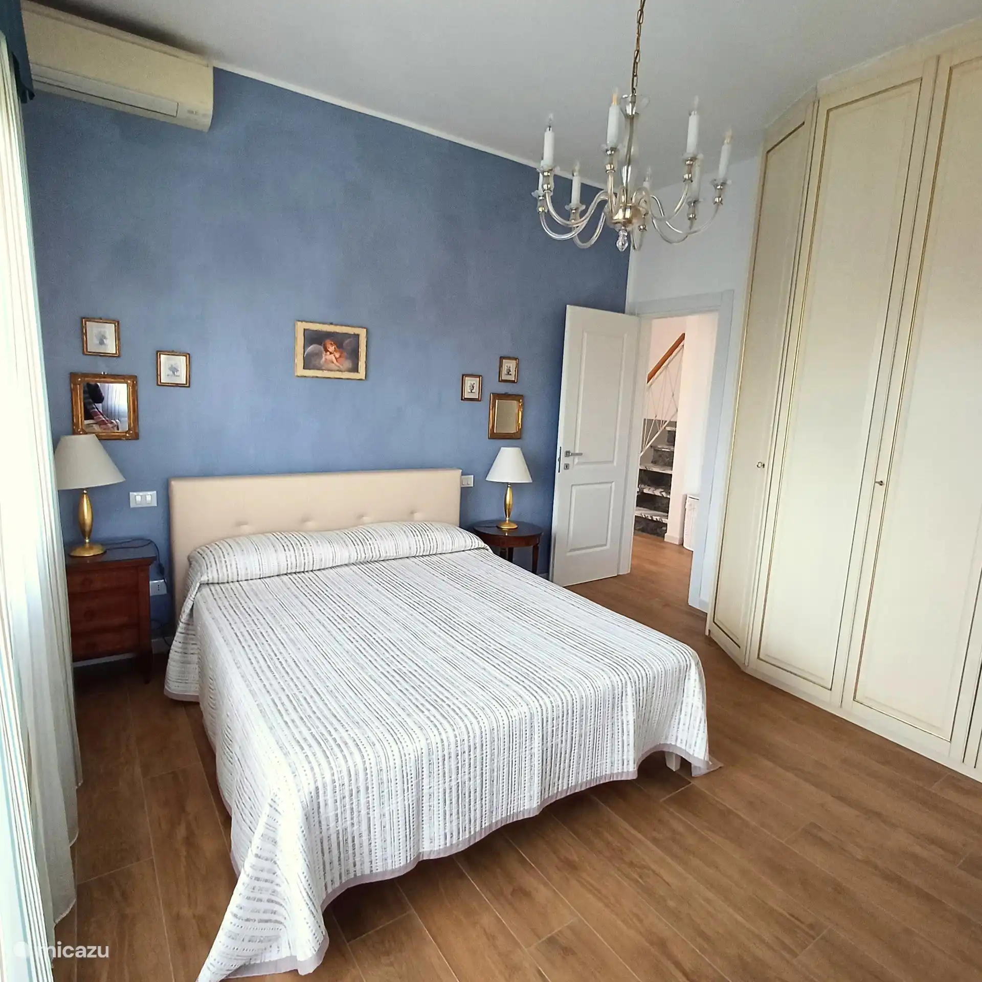 Schlafzimmer mit Klimaanlage und Terrasse