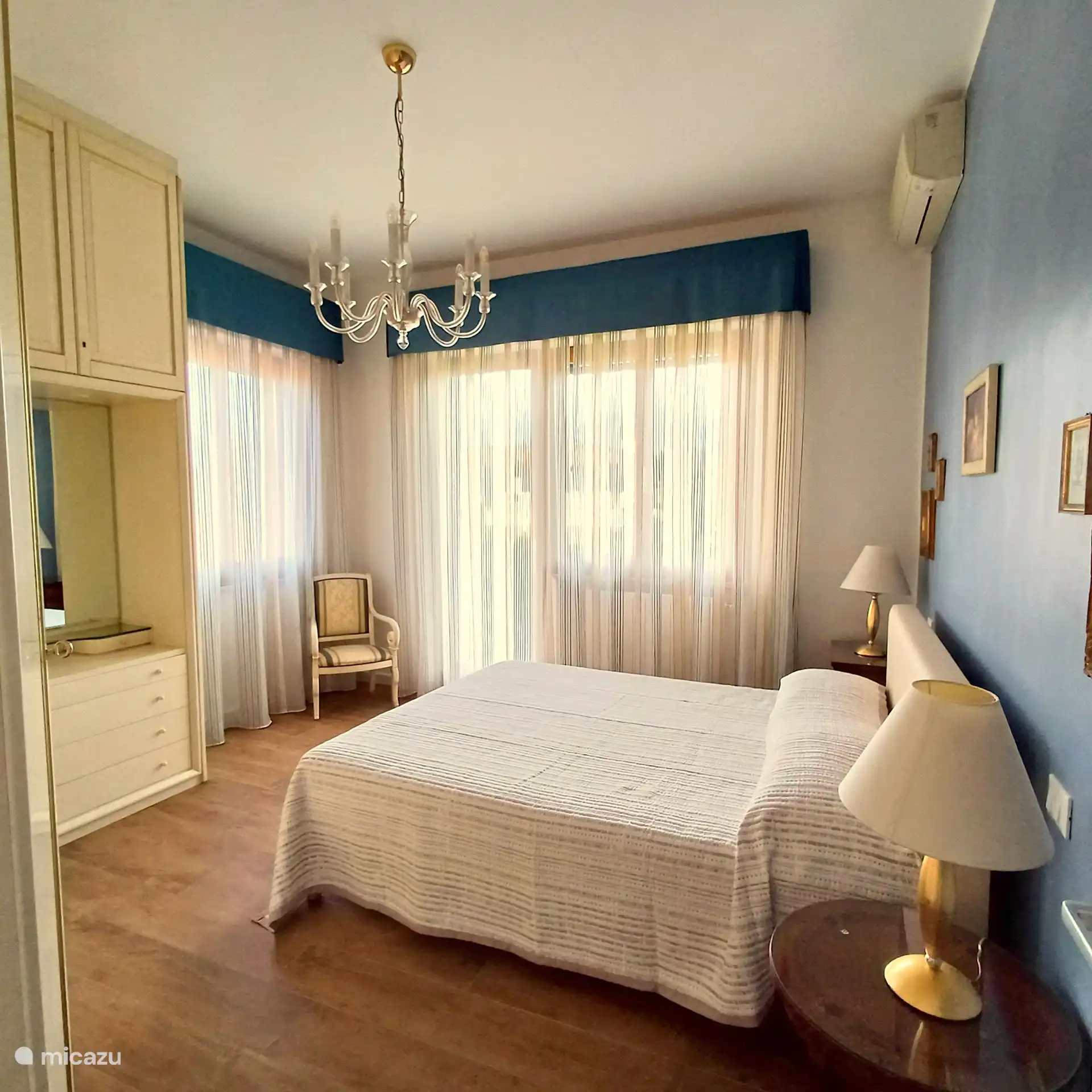 Schlafzimmer mit Klimaanlage und Terrasse