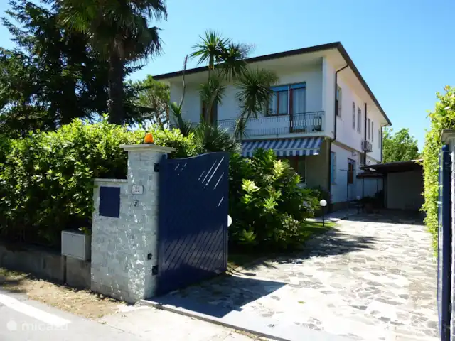 Location de Vacances Italie, Toscane, Forte Dei Marmi, villa -  Villa Elza à 400 mètres de la plage Entrée de la maison avec portail électrique
