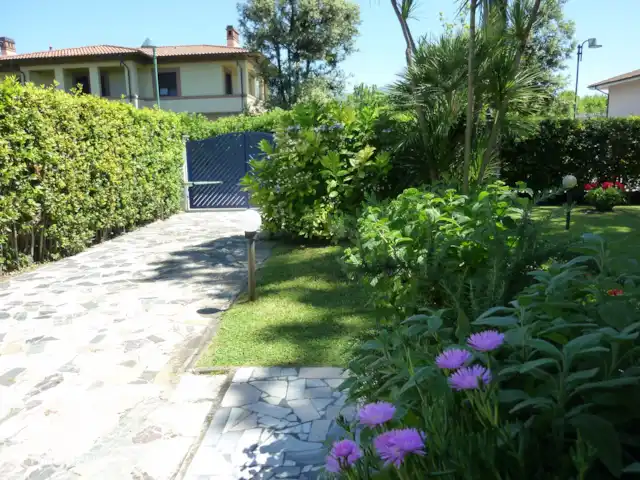 Location de Vacances Italie, Toscane, Forte Dei Marmi, villa -  Villa Elza à 400 mètres de la plage Entrée voiture